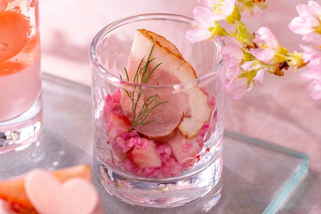 コンラッド東京、「桜ストロベリーのグレイスフル・アフタヌーンティー」を3月1日より開催