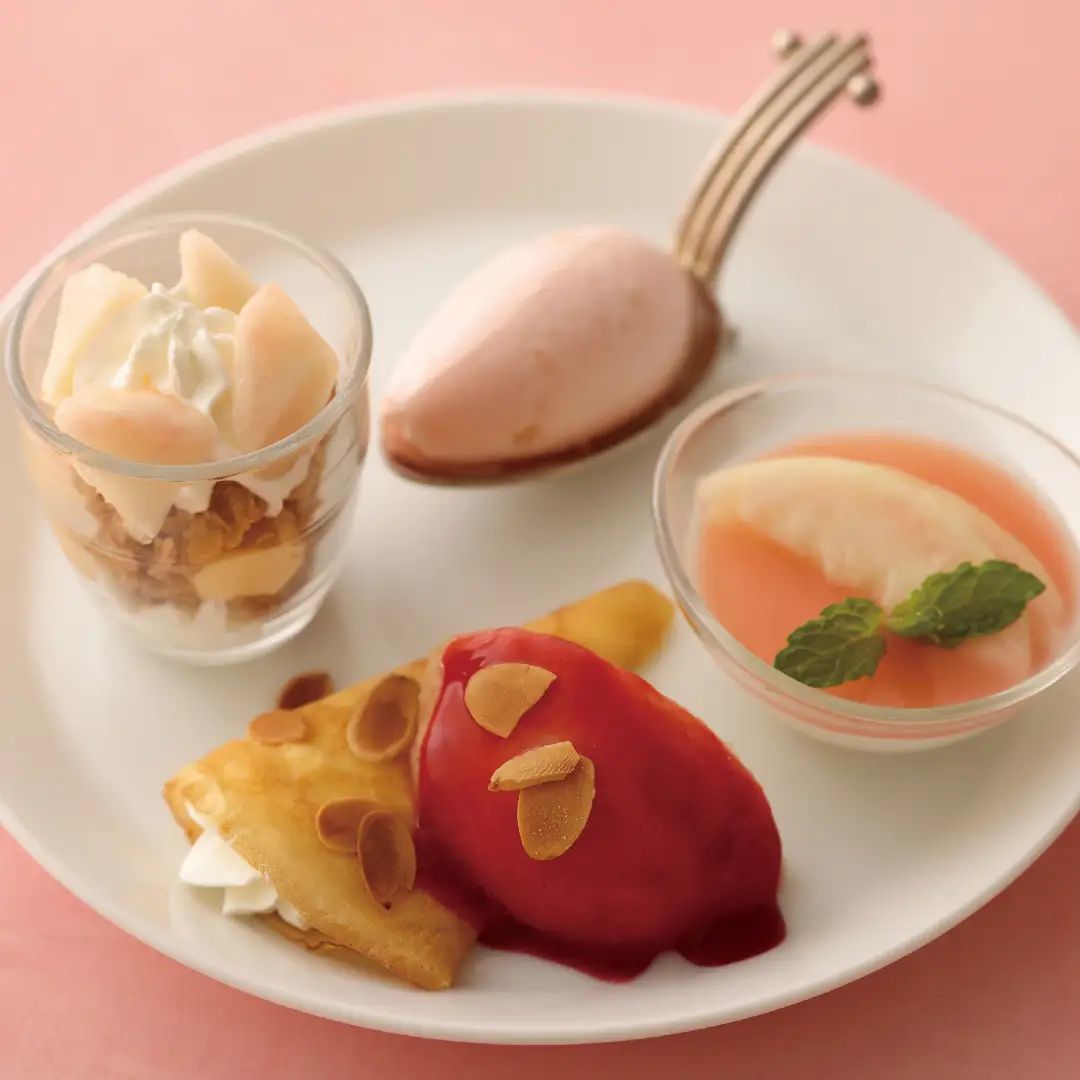 【KIHACHI】旬の“桃”を盛り込んだ夏のアフタヌーンティー<ピーチスペシャル>を発売!白桃のクラムパイ、ピーチメルバクレープなどスイーツ10種、桃のドリンクも