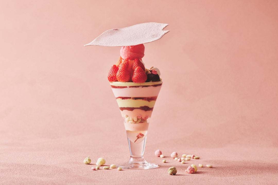 桜&いちごの和パフェ x いちご&シャンパーニュの洋パフェ 「ストリングス・春色いちごパフェ」