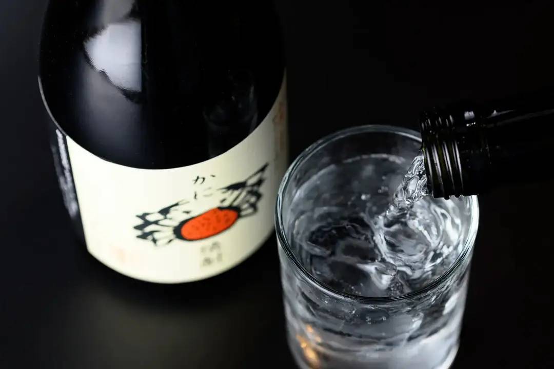 想像以上にカニの味がするらしい。唯一無二の「かに焼酎」を発見！