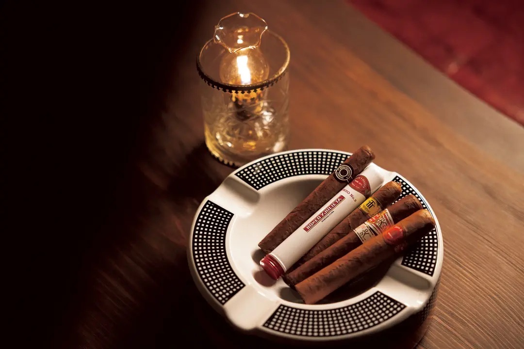 酒とともに煙を嗜む「CIGAR BAR」の世界