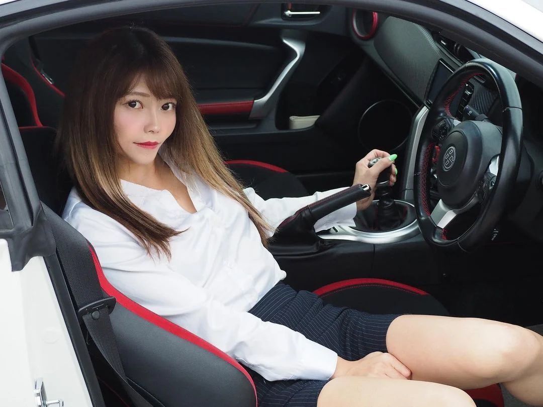 MT車に憧れ、限定解除して念願の”86″を購入！白シャツが似合う美女の趣味は撮影スポット巡り♪