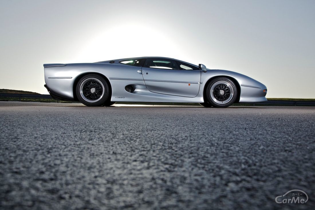 【動画】ジャガーXJ220が炎を吹き上げる、バーンアウト・ファイア！