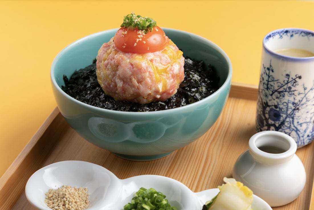 連日満席の人気焼肉店「肉の天満屋神楽亭」にて、平日ランチ限定の２大丼ぶりが登場！A5ランク雌牛をタレで煮詰めた「牛バラ丼」SNSで話題の『肉たく』をお腹いっぱい楽しめる「肉たく丼」を新発売！