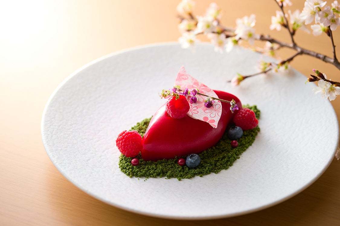 お花見気分を楽しむ桜の花びらが舞う3種のスイーツ