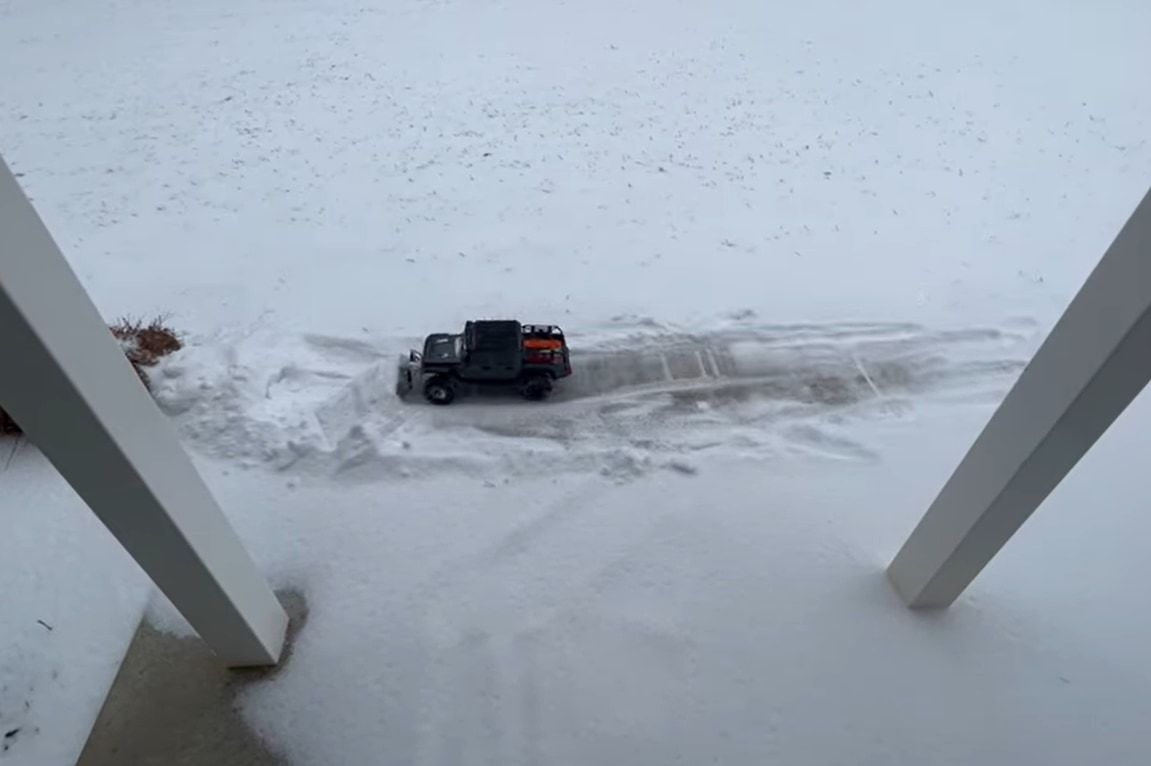 これで効率的な雪かきが？？ラジコンカーを使って雪かきをしているのですが・・・、むしろこれだといくら時間をかけても終わらなそうです！！