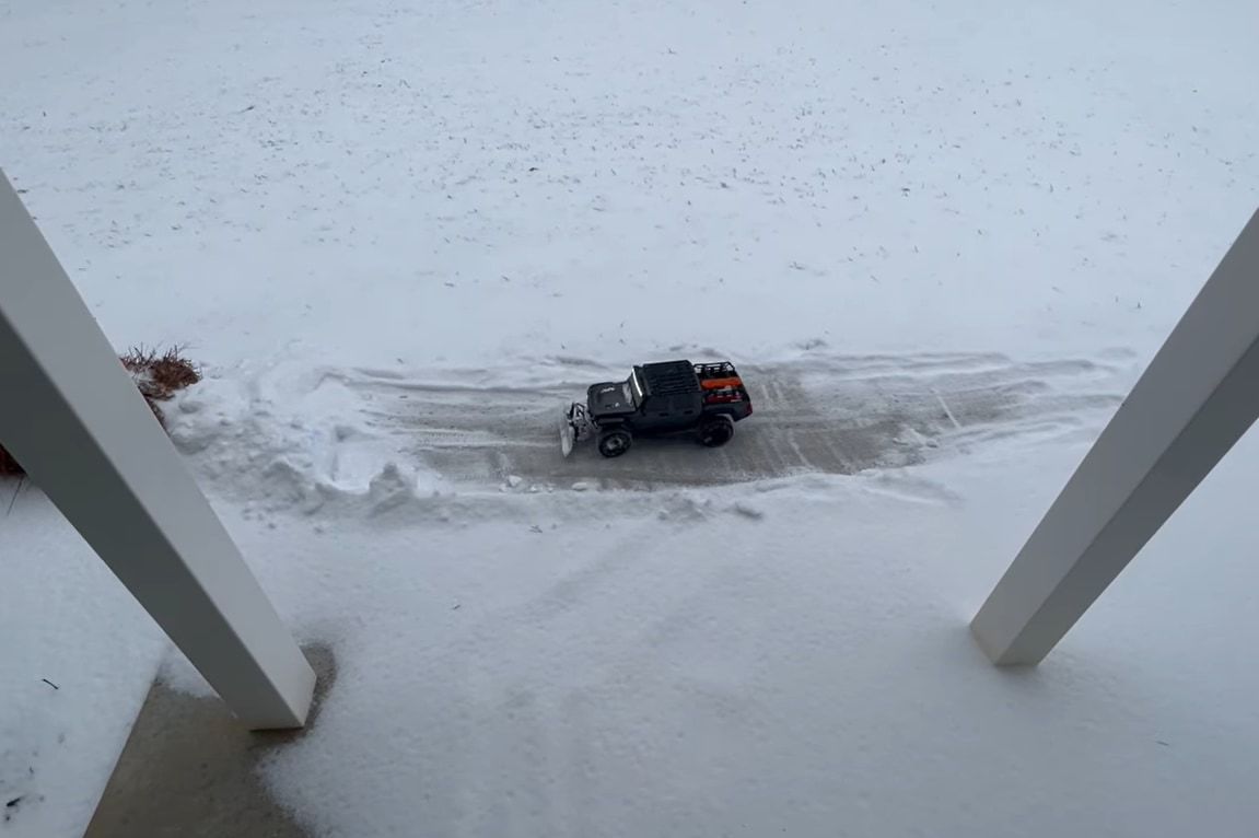 これで効率的な雪かきが？？ラジコンカーを使って雪かきをしているのですが・・・、むしろこれだといくら時間をかけても終わらなそうです！！