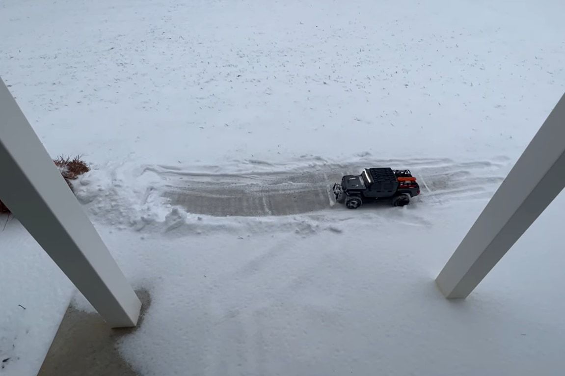 これで効率的な雪かきが？？ラジコンカーを使って雪かきをしているのですが・・・、むしろこれだといくら時間をかけても終わらなそうです！！