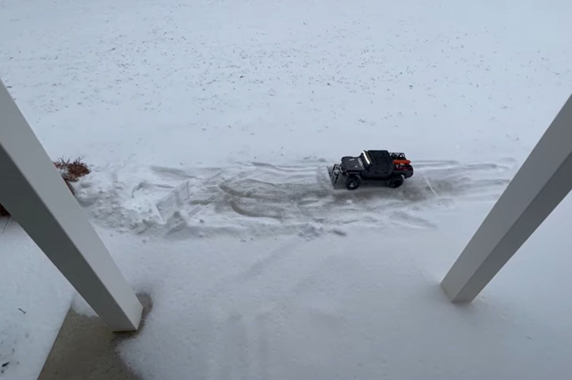 これで効率的な雪かきが？？ラジコンカーを使って雪かきをしているのですが・・・、むしろこれだといくら時間をかけても終わらなそうです！！