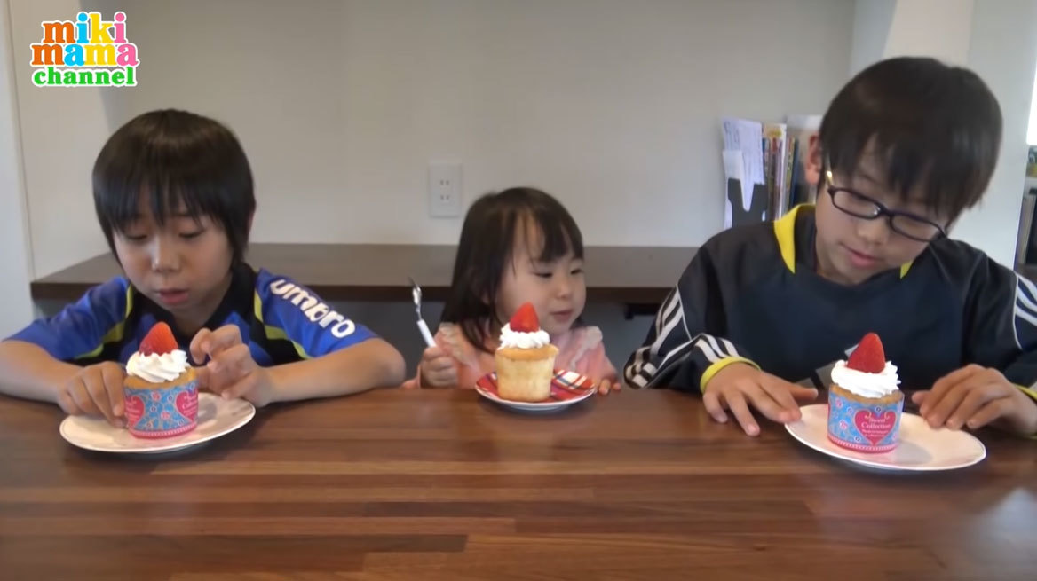 簡単！おいしい！混ぜて焼くだけショートケーキ風マフィン！クリスマスにもぴったり！みきママの絶品レシピ。