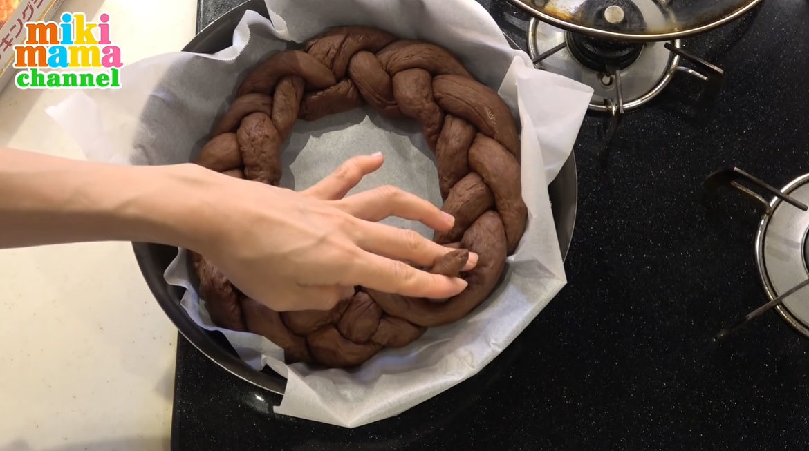 簡単！おいしい！フライパンでリースパン！見た目も味もクリスマスにピッタリ！みきママの絶品レシピ