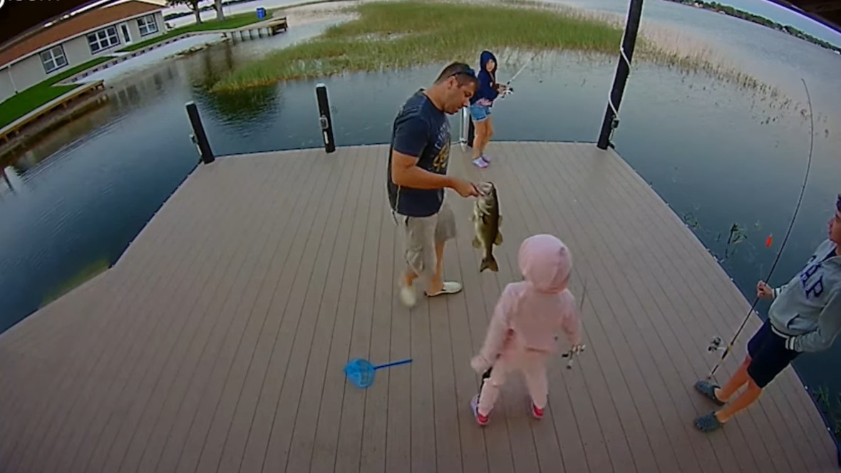 人生最大の釣果となる魚を見事に釣り上げた女の子。その魚の大きさにすっかり興奮しています！！【海外・動画】