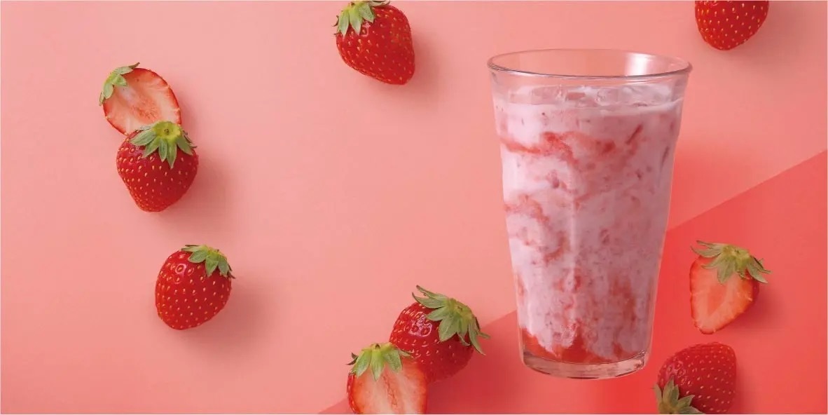 大人のためのコーヒー専門店「上島珈琲店」から春にぴったりのシーズンドリンク『関山桜のミルク珈琲』、『苺ミルク』が2月24日（金）より期間限定で登場。