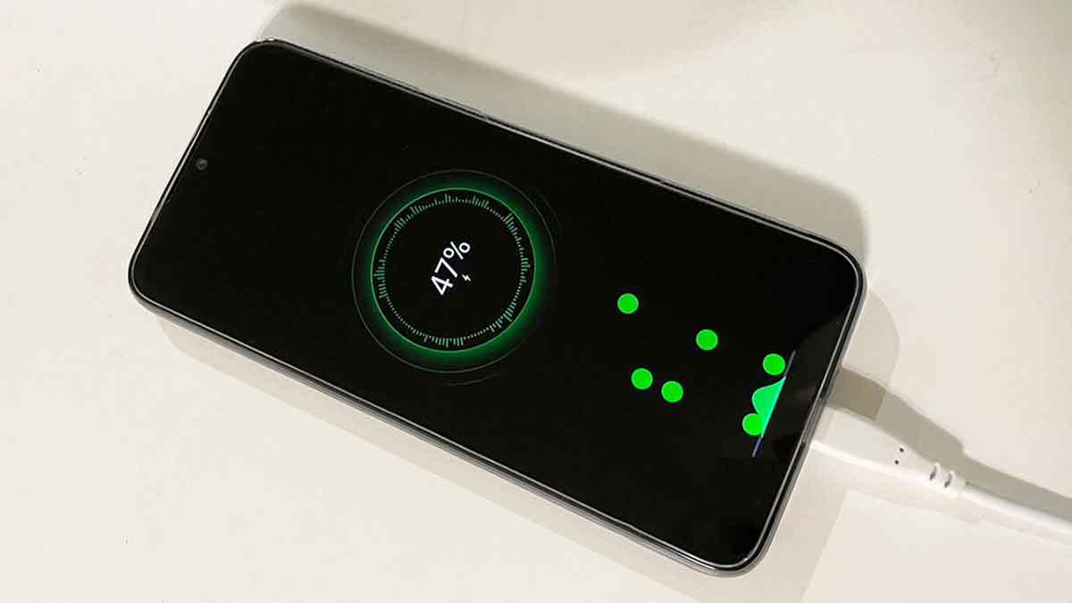 スマホを「充電しながら使う」のは危険？ バッテリー劣化のリスクと対策