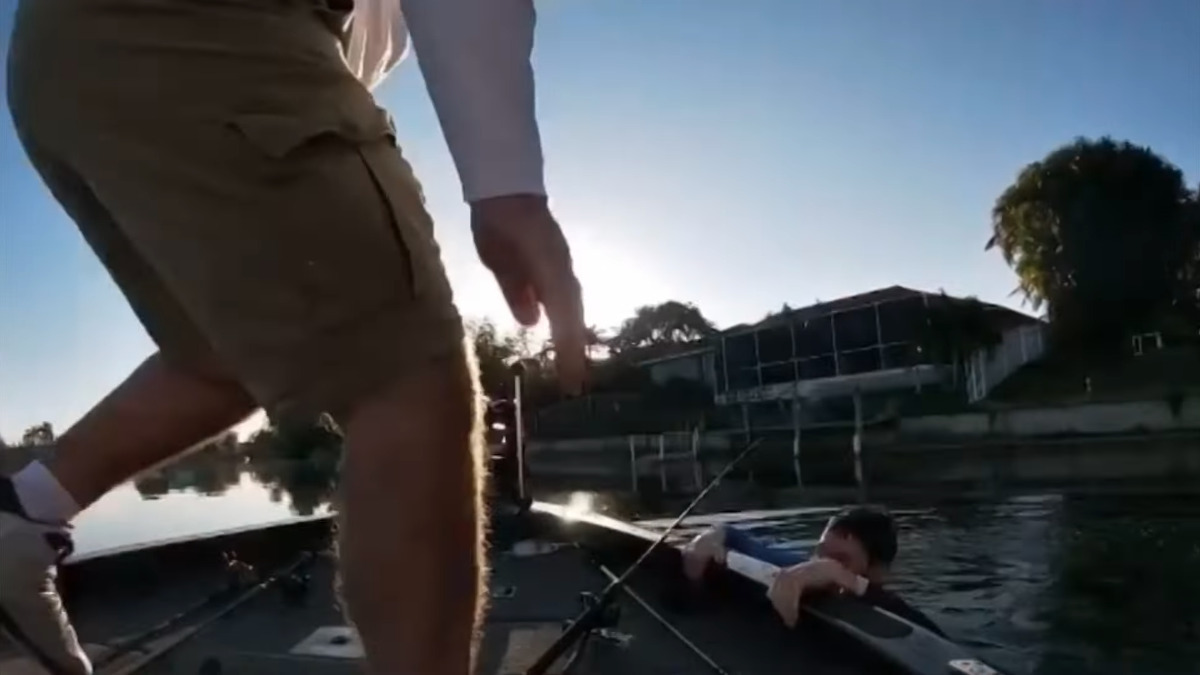 ボートで釣りをしていた男性にハプニング!釣り竿を振ったと思ったその直後・・!!【アメリカ・動画】