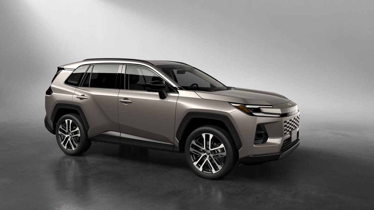新型「RAV4」ついに登場!HEVとPHEV展開、3つの顔は都会派の“CORE”・アウトドアな“ADVENTURE”・走りを楽しむ“GR SPORT”に
