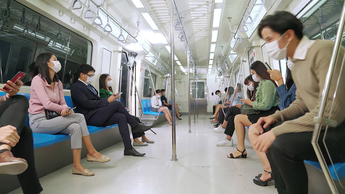 電車内の2022年迷惑行為ランキング「歩きスマホ・騒々しい会話」を上回った1位は？