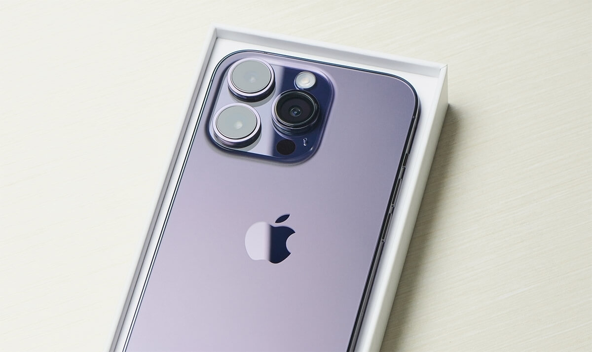 「iPhone 15 Pro」新色にダークブルーと、タイタングレーが登場!? 定番ゴールドは見送り?