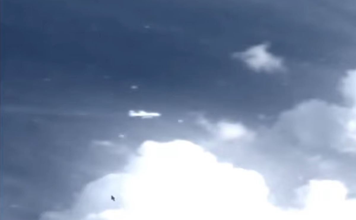 航空機がUFOに取り囲まれ消失する衝撃映像！ 消えたマレーシア航空370便は異次元にテレポートした!?