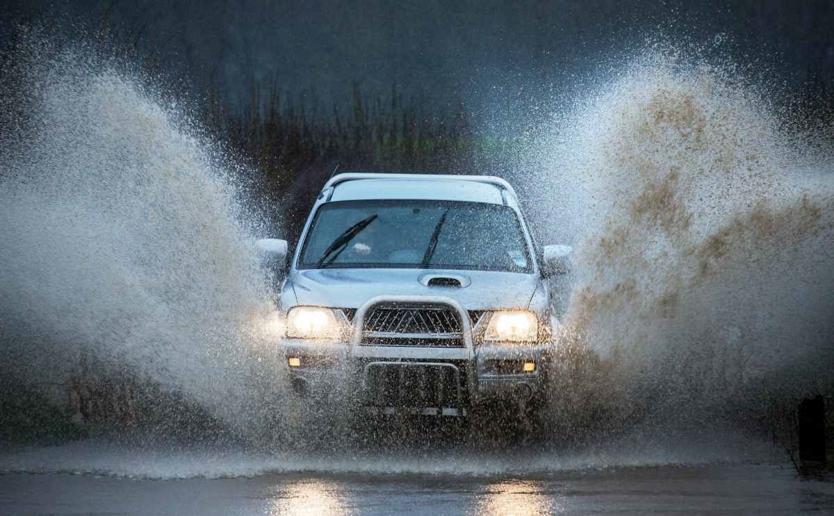 車が水没したらどうなる？脱出方法・やってはいけないことを解説