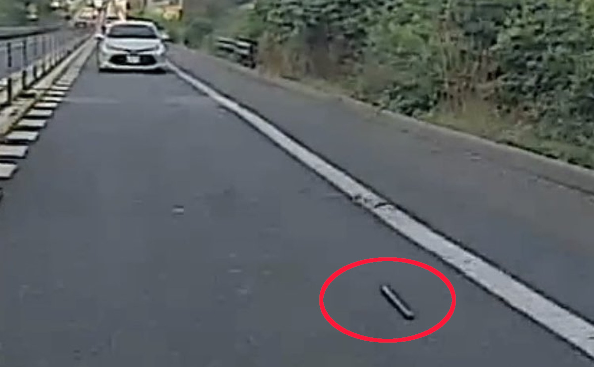 【動画あり】「ゲッ!槍が飛んできた!?」ドラレコに残ったヒヤリ映像、山陰道で突然の“落下物”に遭遇