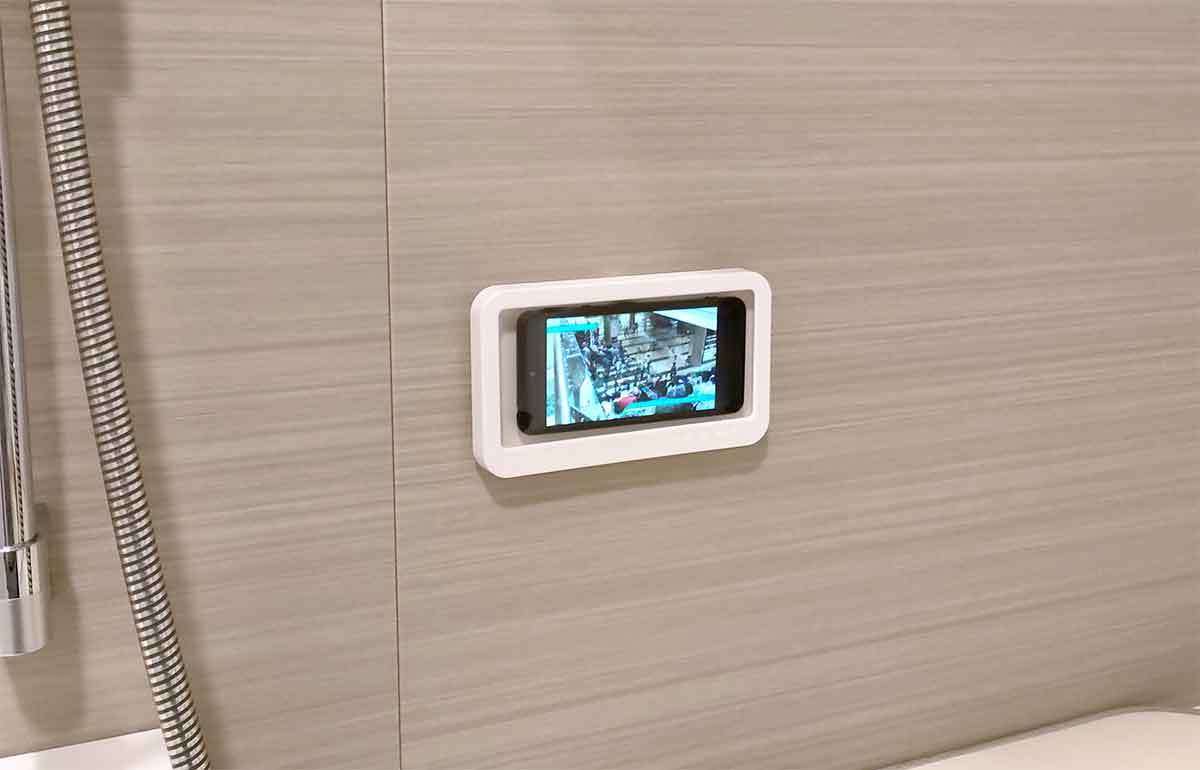 ダイソーの220円「防滴スマホホルダー」が話題 – お風呂で使うと画面が曇る場合も！