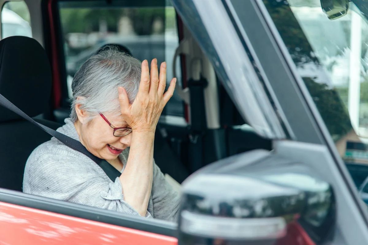 【高齢者運転マークとは】何歳から・貼る位置・付けたがらない場合は？