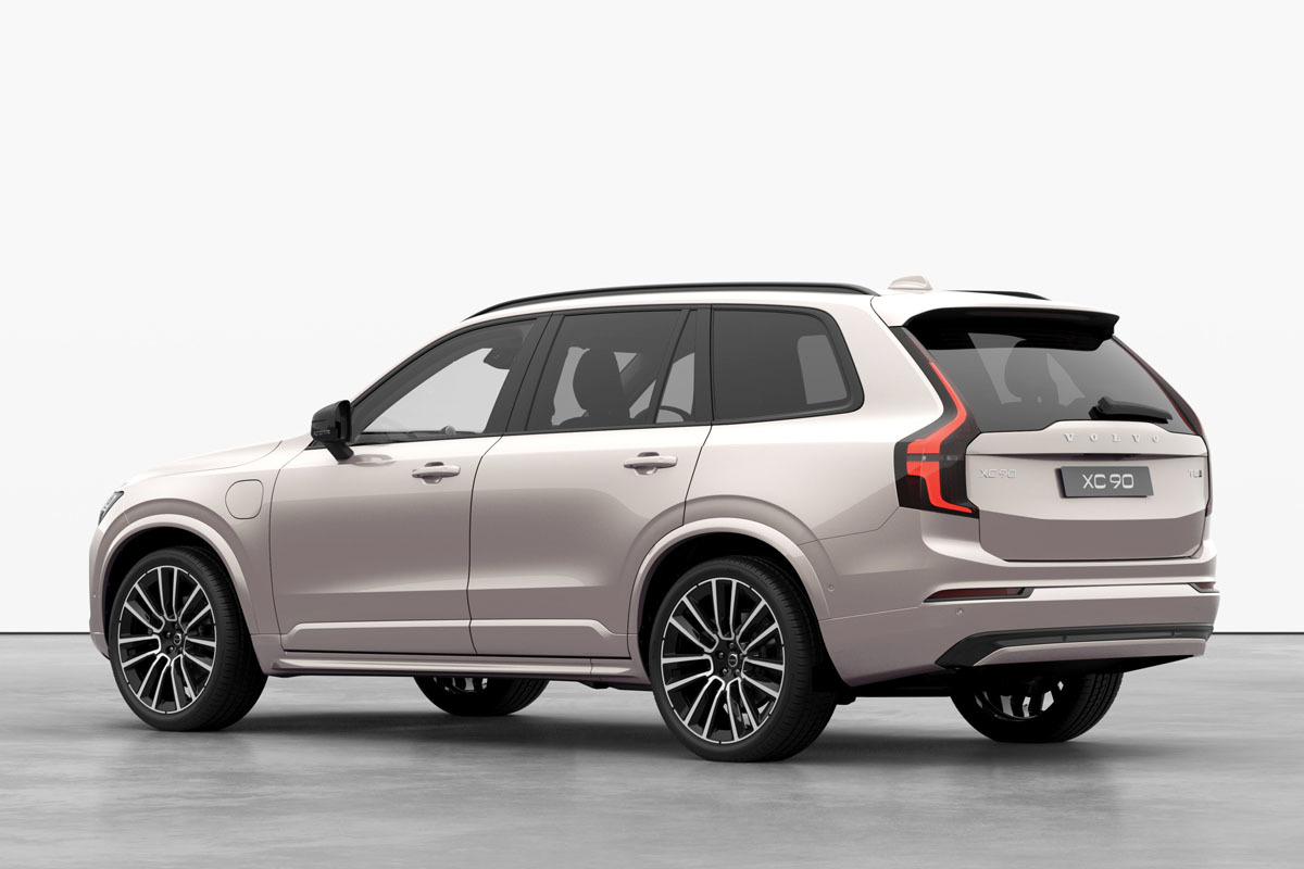 ボルボ　XC90の改良型を発表　エンジン搭載モデルもしっかりラインアップ