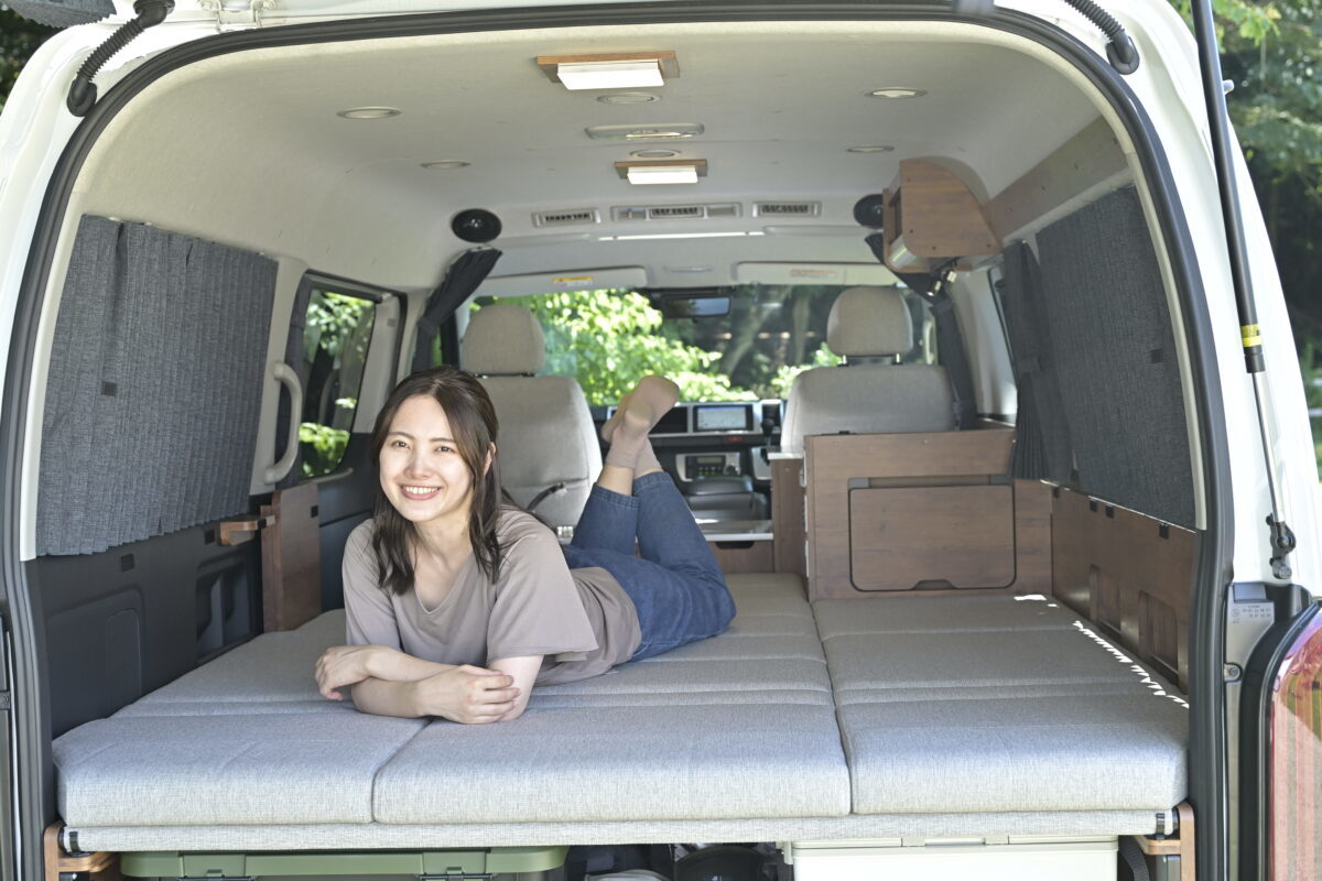 キャンピングカーはもっと欲張れる！「車中泊を快適にしたい＋普段使いもしたい」“バンコン”という選択肢