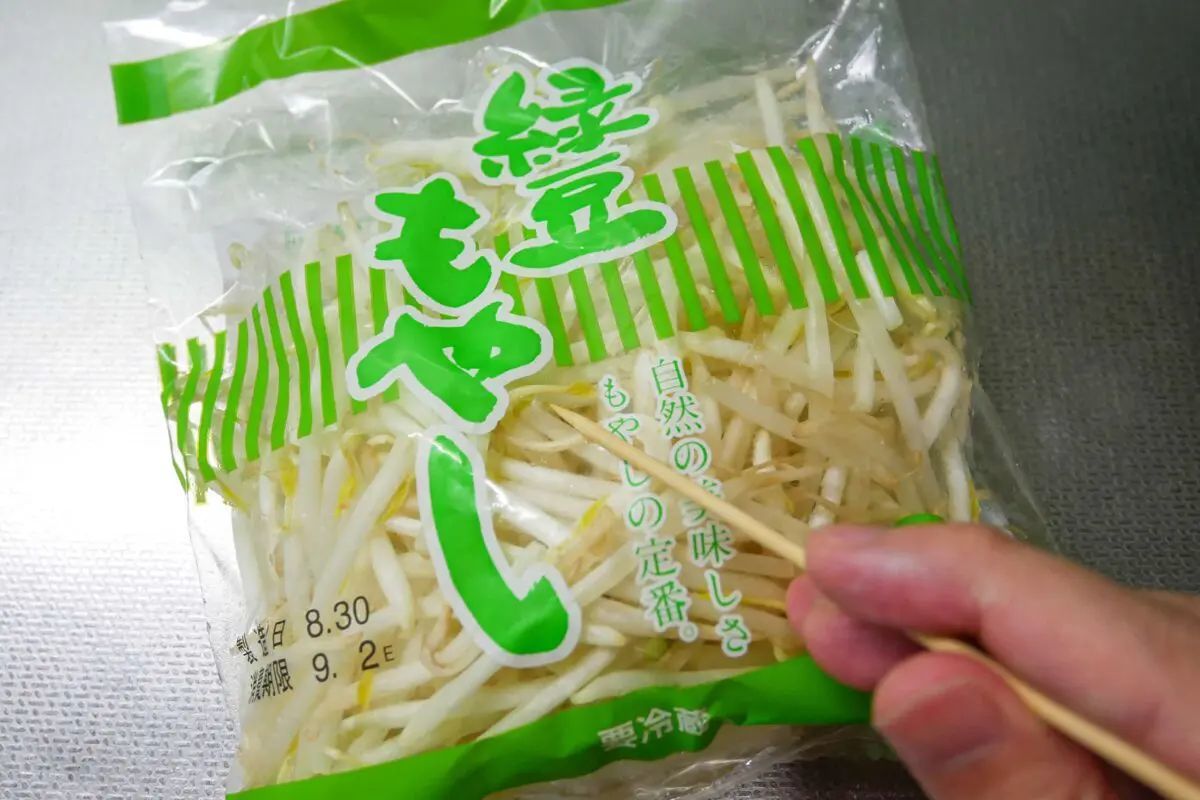 もやし、そのまま冷蔵庫に入れてない？　野菜のプロが教える「長持ちする保存方法」