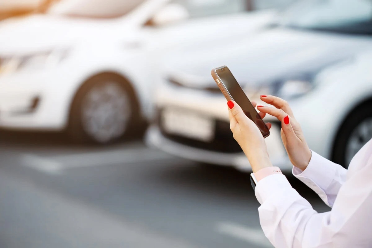 違反してるんだから文句は言えない？駐車違反車両にぶつけてしまったら「お咎めなし」で済むのか