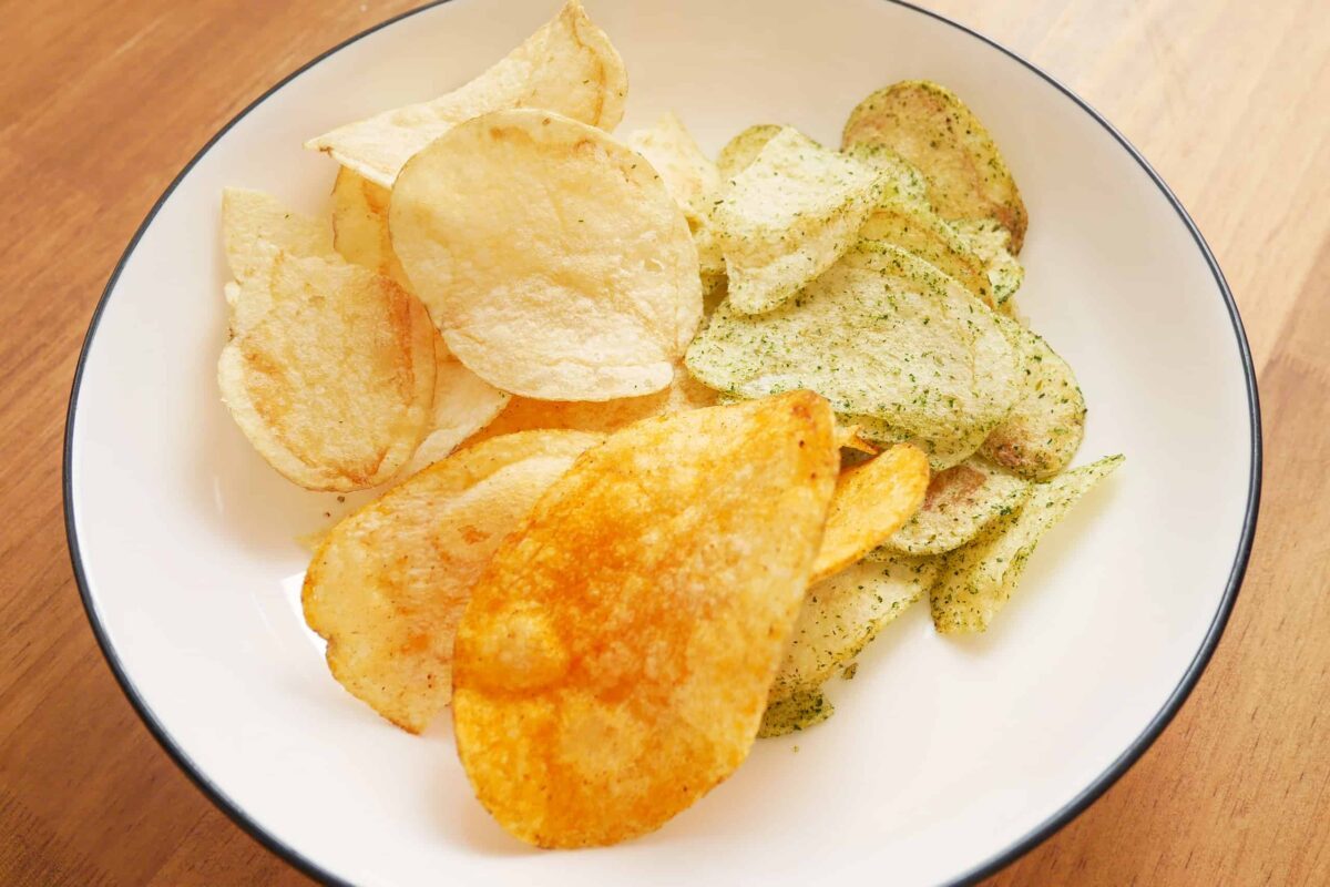 今だけ買えるカルビーの“3倍ポテチ”が濃厚すぎる… 「いくらでも食べれてしまいそう」