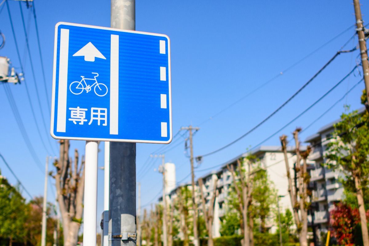 自転車専用通行帯とは？自転車道との違い・駐車・通れる車は？