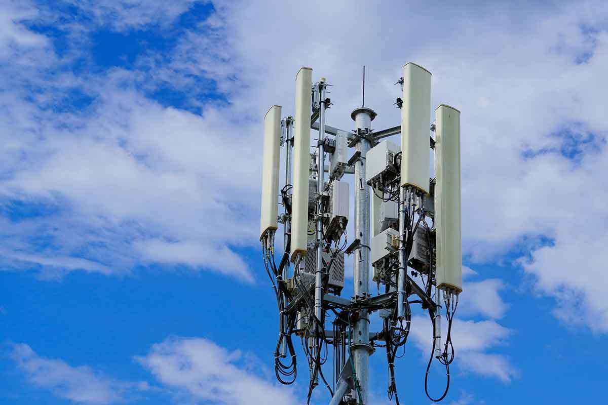 ドコモやauなどが推し進める「なんちゃって5G」って何なの？　本物の5Gとどう違う？