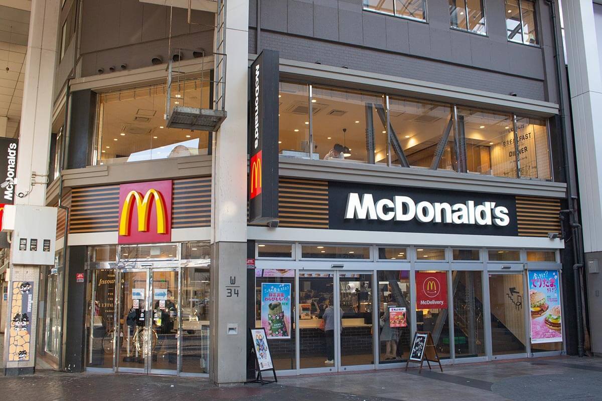 キャリアの携帯ショップと「マクドナルド」の店舗数はどちらが多いのか？