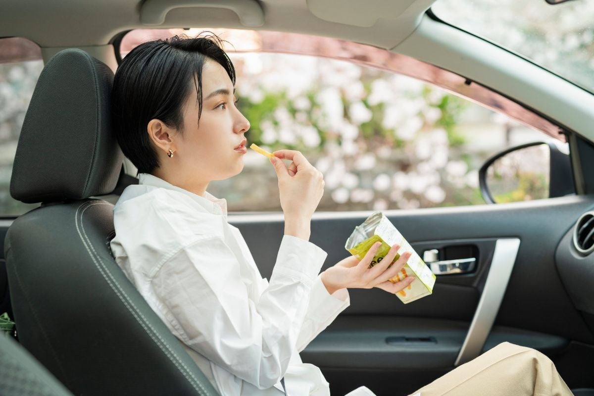 「汁物でもOK」から「飲み物もダメ！」まで千差万別！車内の飲食どこまで許せる？まさかの「この人、車の中でおしるこ飲むんだ…冷めた」も