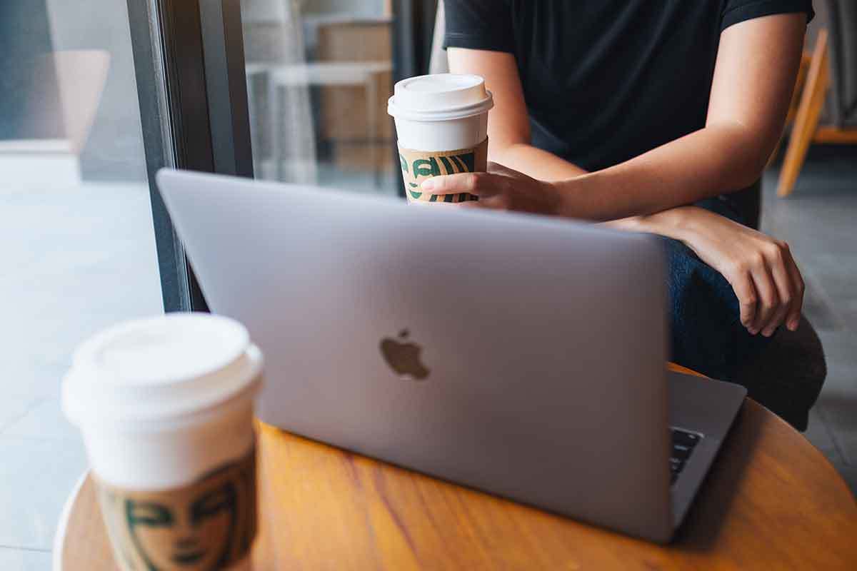 「東芝PCを引っ提げて、スタバに行ってもいいの？」学生のつぶやきに激励の声6400件超え！