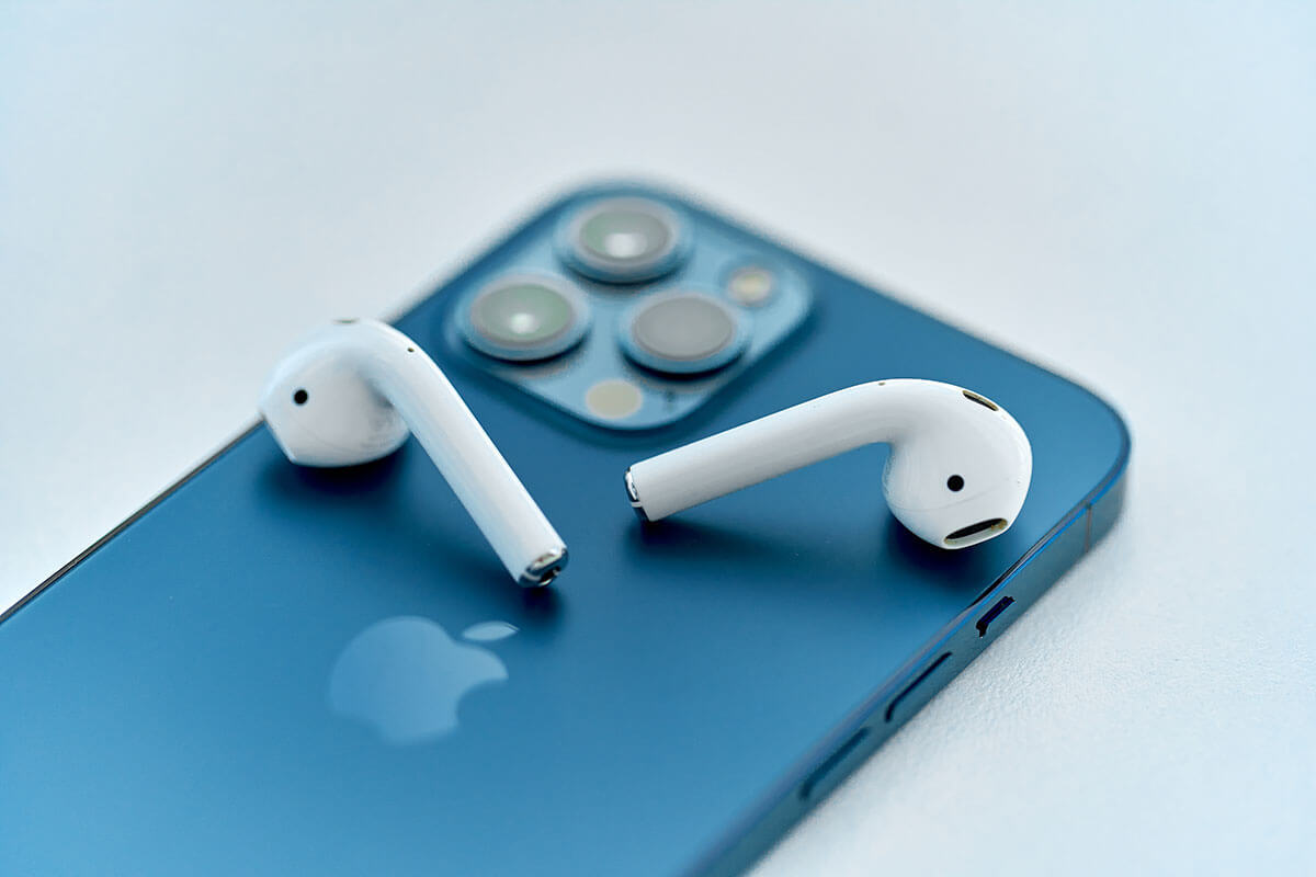 アナタはどっち派？ ワイヤレス「AirPods」と有線「EarPods」のメリット＆デメリットを徹底比較！