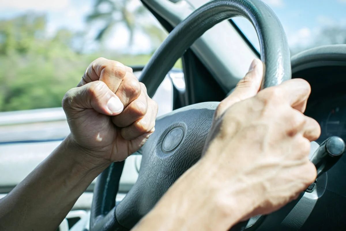 車をぶつけられた！対応方法や過失割合・逃げられた時はどう対処する？