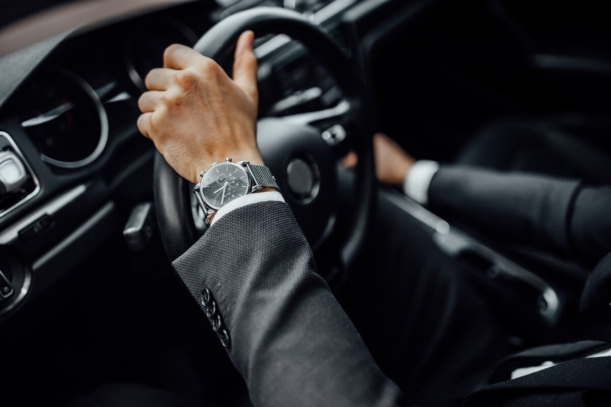 「日本で左ハンドルの車がそんなに売れるとは思えん」発言には「まあ確かに…」それでもあえて“左ハンドル仕様”を選ぶ人もいる!意外すぎるその理由とは