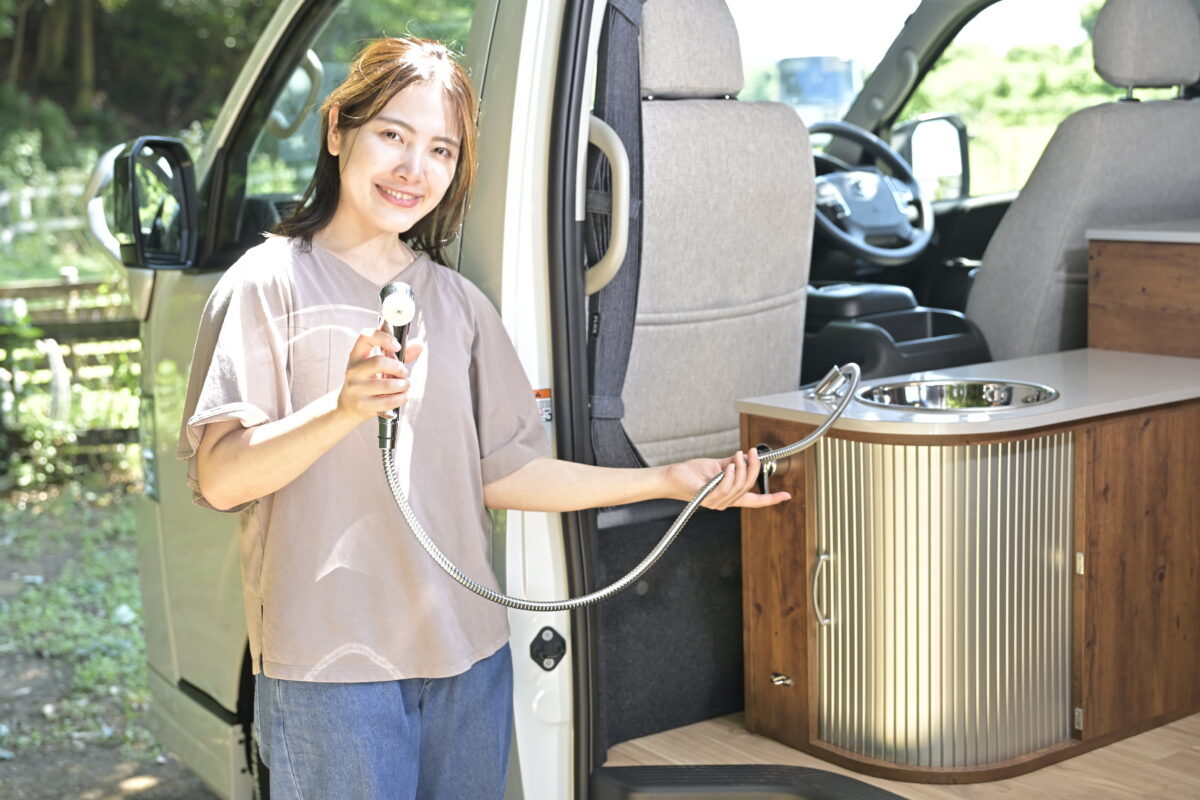 キャンピングカーはもっと欲張れる!「車中泊を快適にしたい+普段使いもしたい」“バンコン”という選択肢