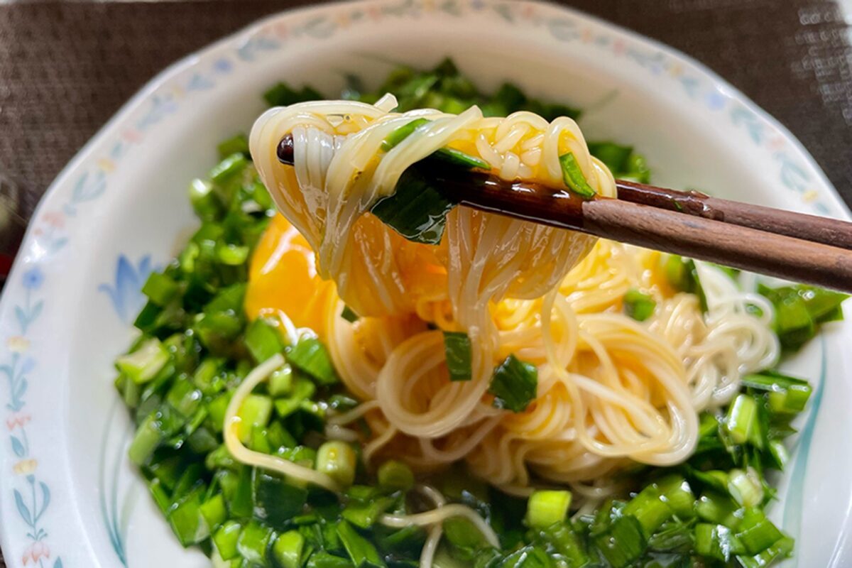 だれウマ氏の「ニラそうめん」　5分で作れるスタミナ麺がマジでハマる…