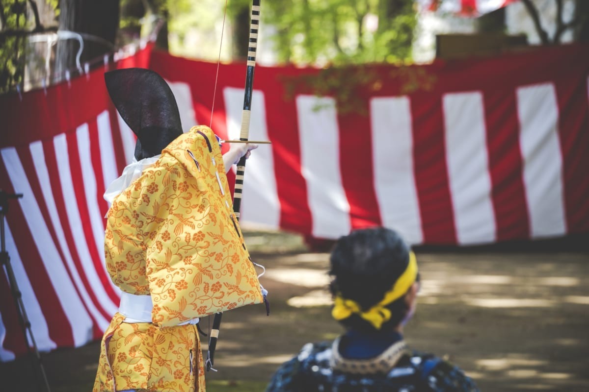 「やにわに」とはどんな意味の言葉?その由来には弓矢が関係する?