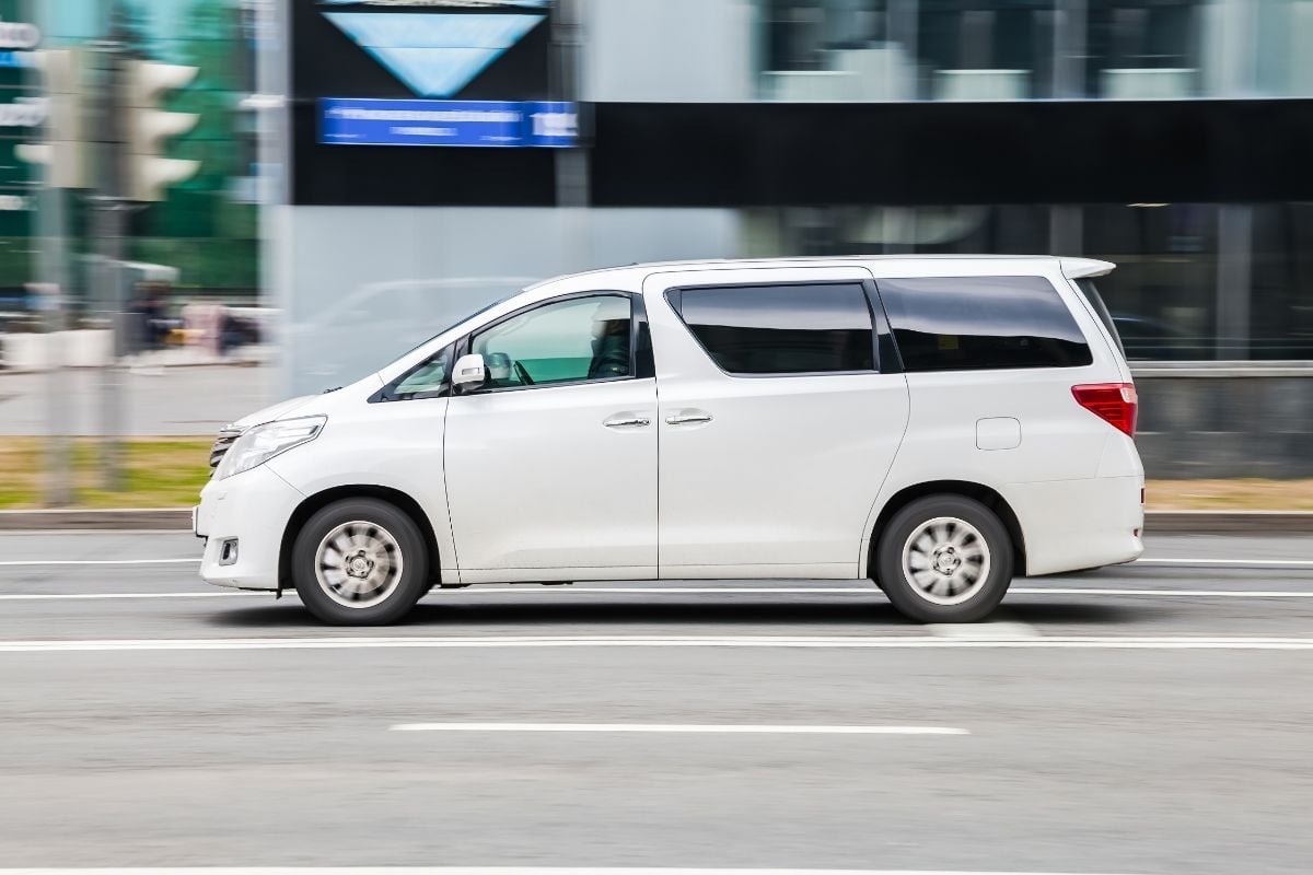「“車はステータス”なんてもう古い…けど」信号待ちで隣に並んだ車に「ま、負けた…」敗北感にうちひしがれた瞬間