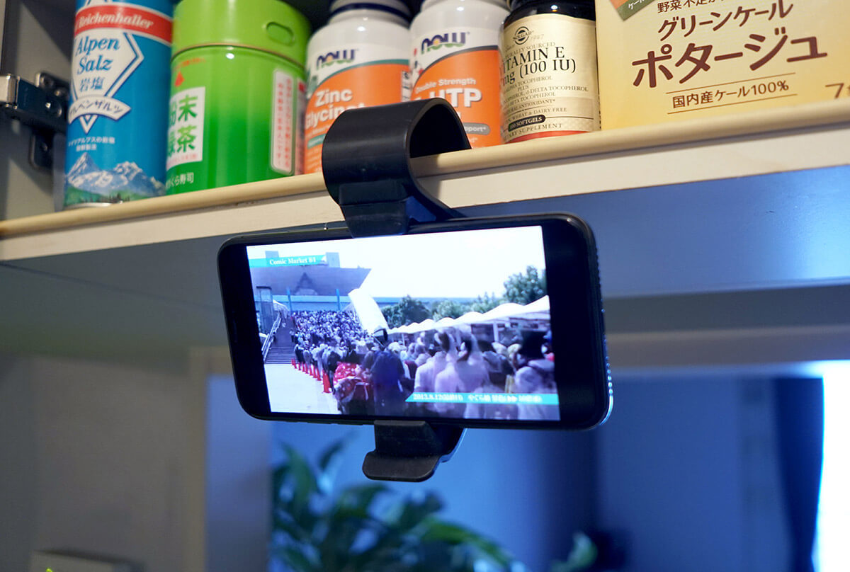 キッチンでスマホが見られるダイソー「棚用スマホホルダー」 – 思わぬ落とし穴に注意!