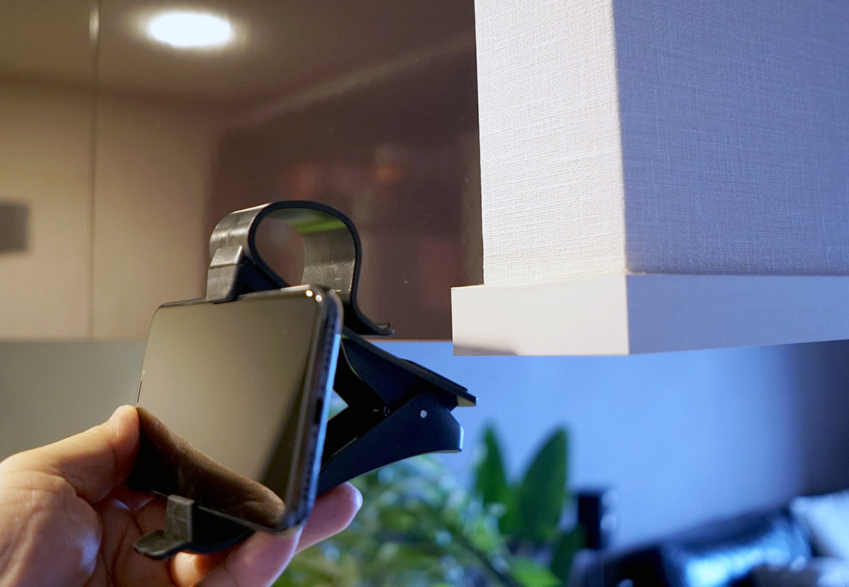 キッチンでスマホが見られるダイソー「棚用スマホホルダー」 – 思わぬ落とし穴に注意!