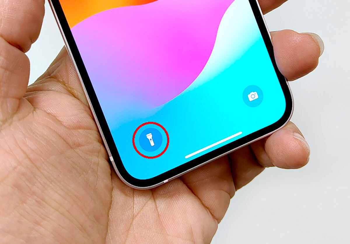 iPhoneでよくあるロック画面からフラッシュライトが勝手についてしまう問題を解決する方法はある？