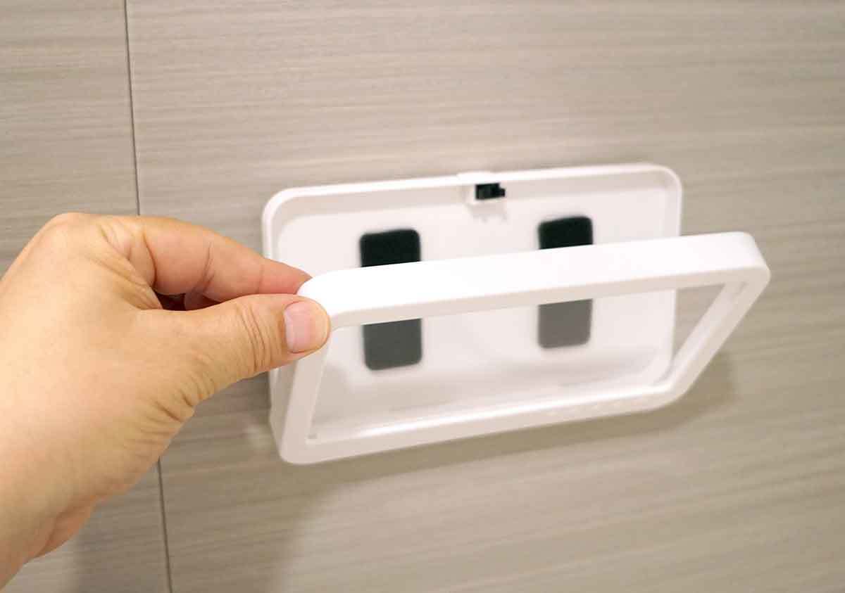 ダイソーの220円「防滴スマホホルダー」が話題 – お風呂で使うと画面が曇る場合も！