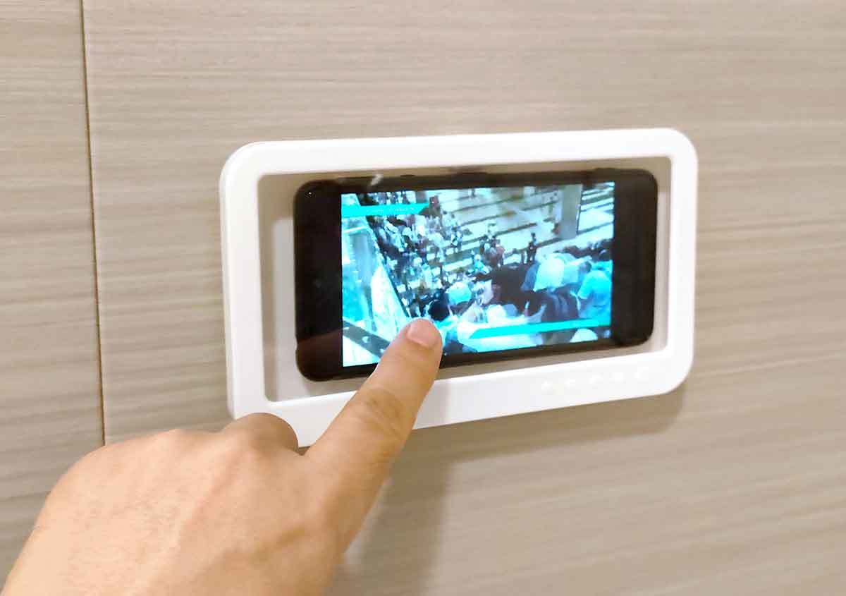 ダイソーの220円「防滴スマホホルダー」が話題 – お風呂で使うと画面が曇る場合も！