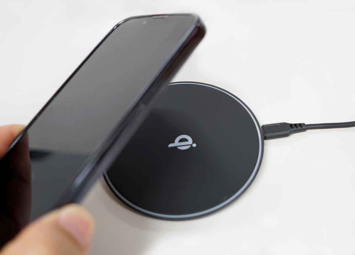 ダイソーの1,100円「ワイヤレスチャージャー」でiPhoneを充電してみた – 思った以上のコスパかも
